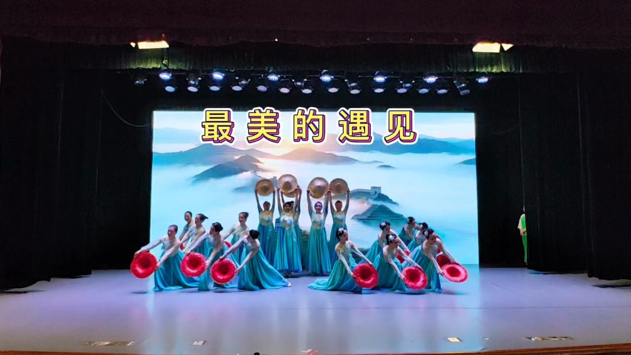 中老年朋友们你们喜欢跳舞吗?喜欢，自从2015年想减肥，跟着小区里面的广场舞大妈