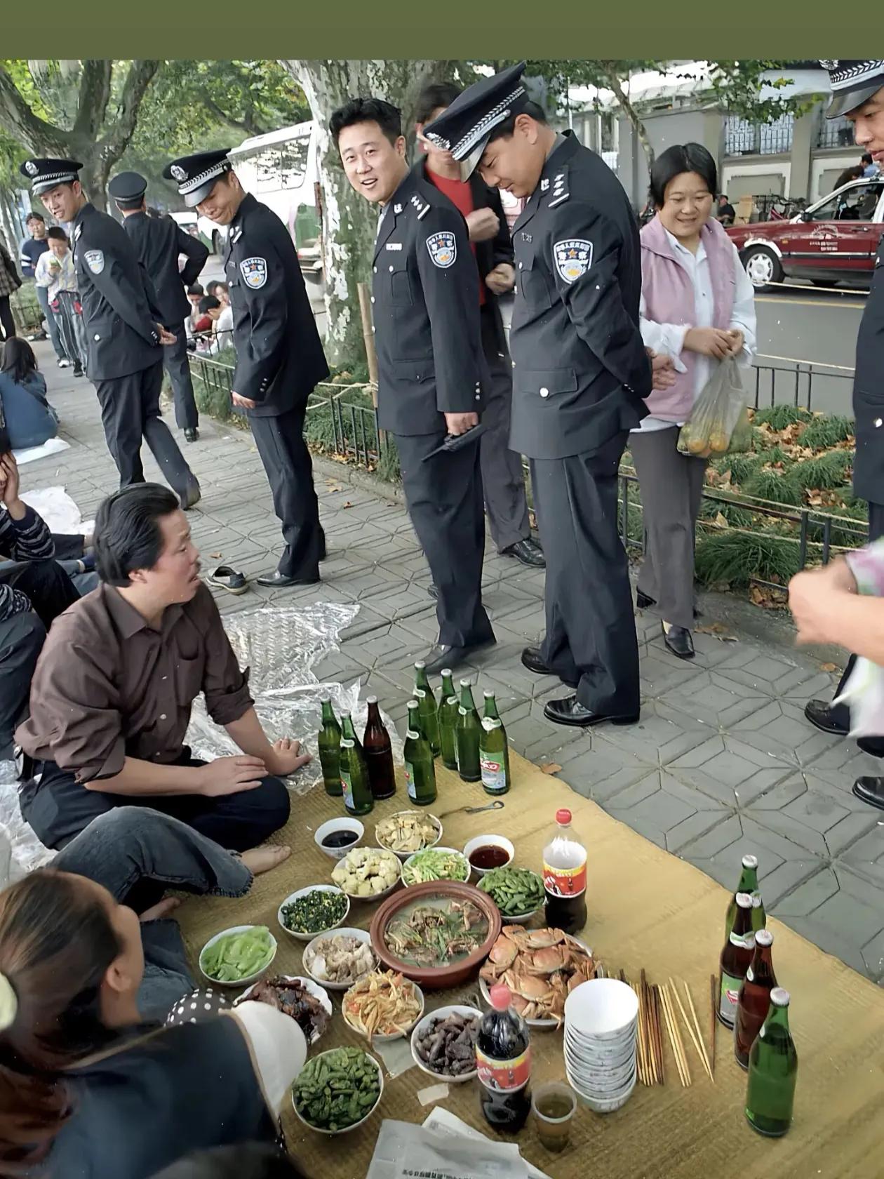 那么杭州
2001年，西湖边的"烟花晚餐"杭州一家人早早来到北山路占位，等待一年