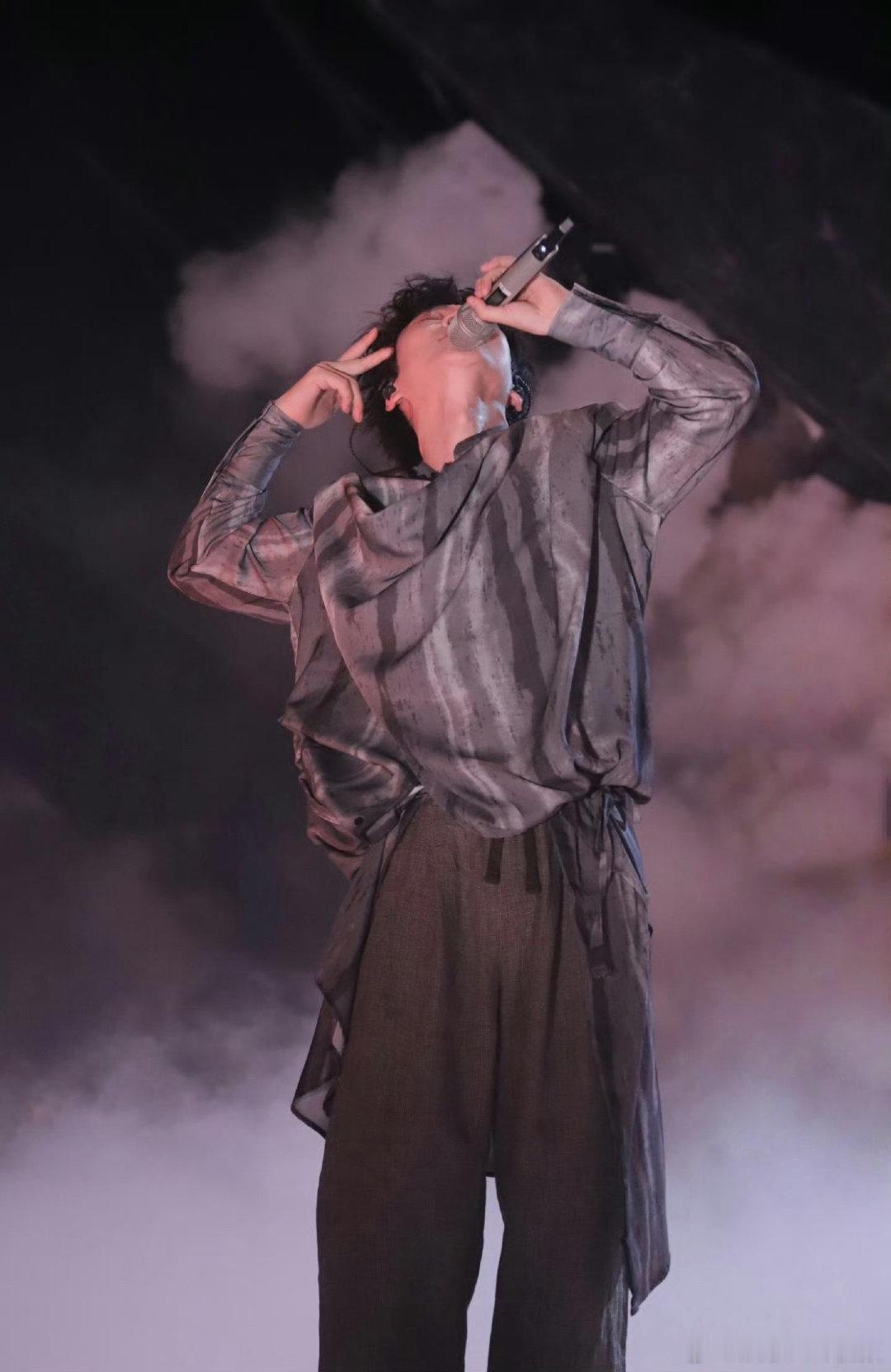 王啸坤出道二十年王啸坤出道二十周年祝王啸坤出道二十周年快乐！二十年前盛夏，一腔热