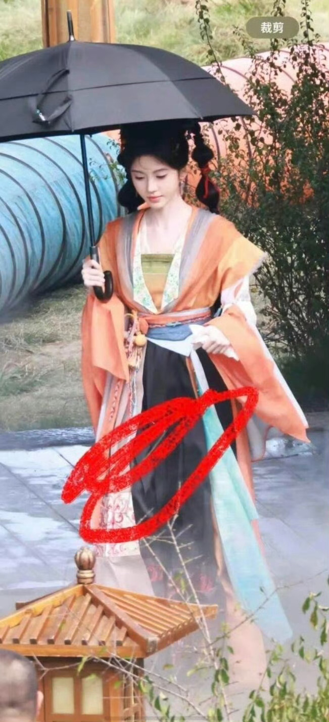 惊艳亮相！鞠婧祎来战新造型路透 曝光，鞠婧祎阿黛第四套造型 身着橙色古装，搭配灯