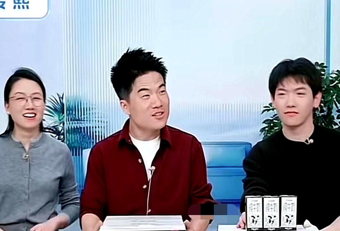 成年人职场里最顶级的安全感，往往披着互相揭短的外衣。
 
3月5日的直播间，董宇