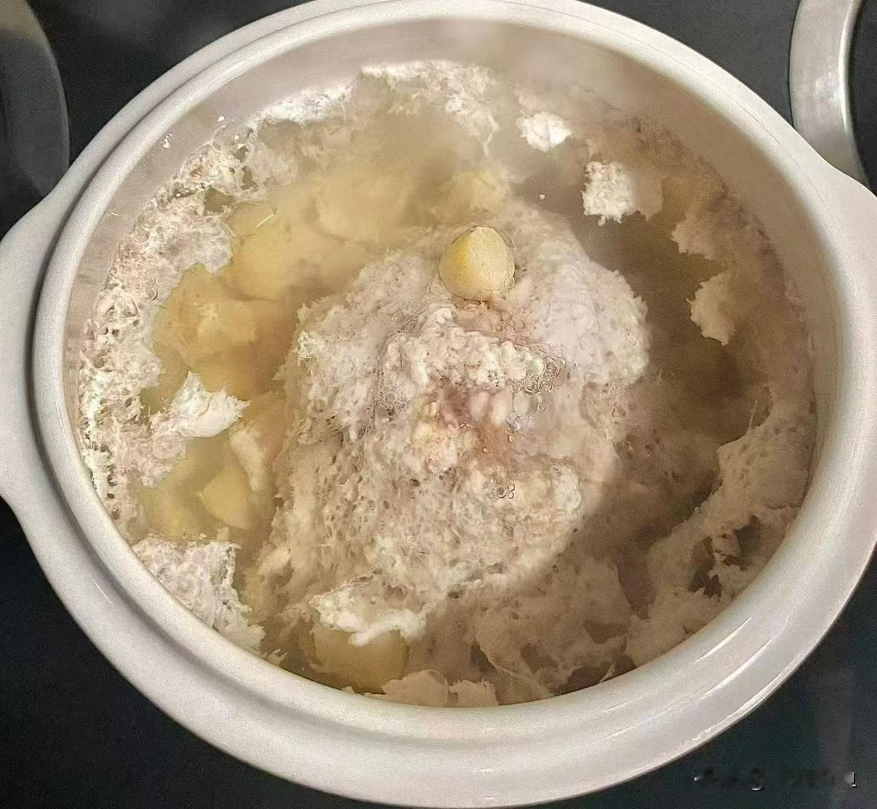 今天炖的汤直接给我整懵了！本来想搞个清甜的汤，把食材一股脑丢砂锅里炖，结果刚掀开