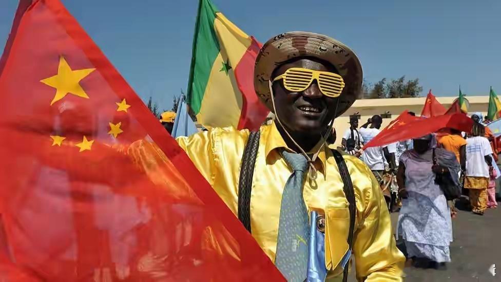 非洲最大石油国拥抱人民币！接入中国支付系统，去美元化再添一城全球去美元化的火堆上