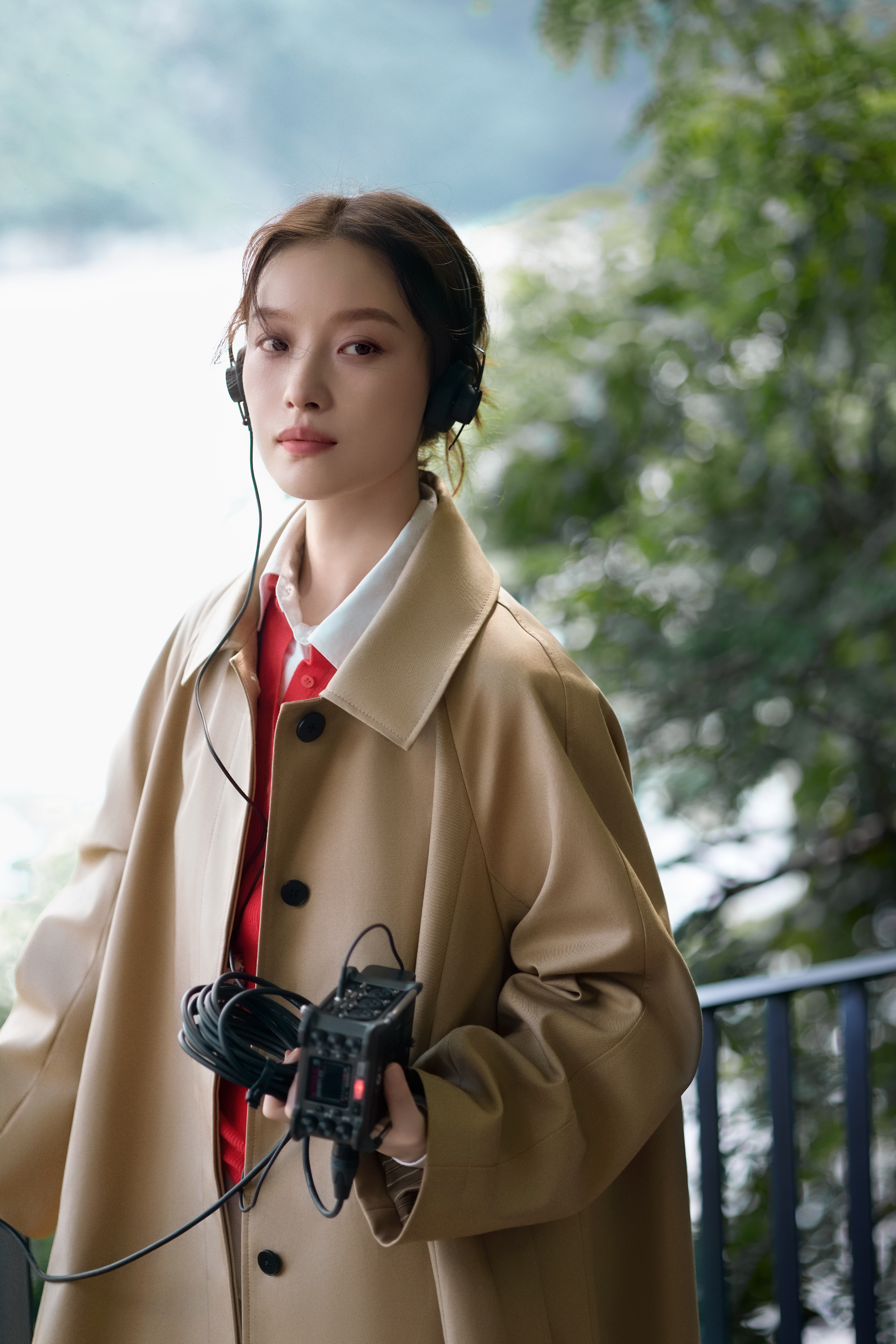 倪妮今日份播broadcast立秋大片，演绎秋日氛围感满满的时装，一整个就是文艺