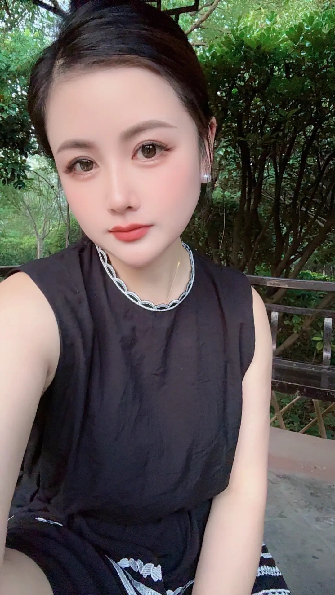 作为女人的我，既不会撒娇，也不会发嗲，人家喝点是梨花带雨，我喝点酒跟梁...