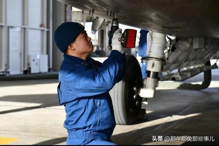 歼20“弹舱门”是弯的，军宣大方展示威龙机腹画面，还有龙勃透镜！

主弹舱舱门的