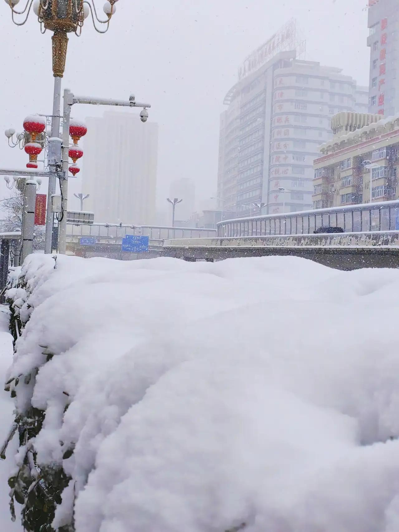 今天乌鲁木齐暴雪纷飞
       今天是11月6日，乌鲁木齐迎来了一场罕见的暴