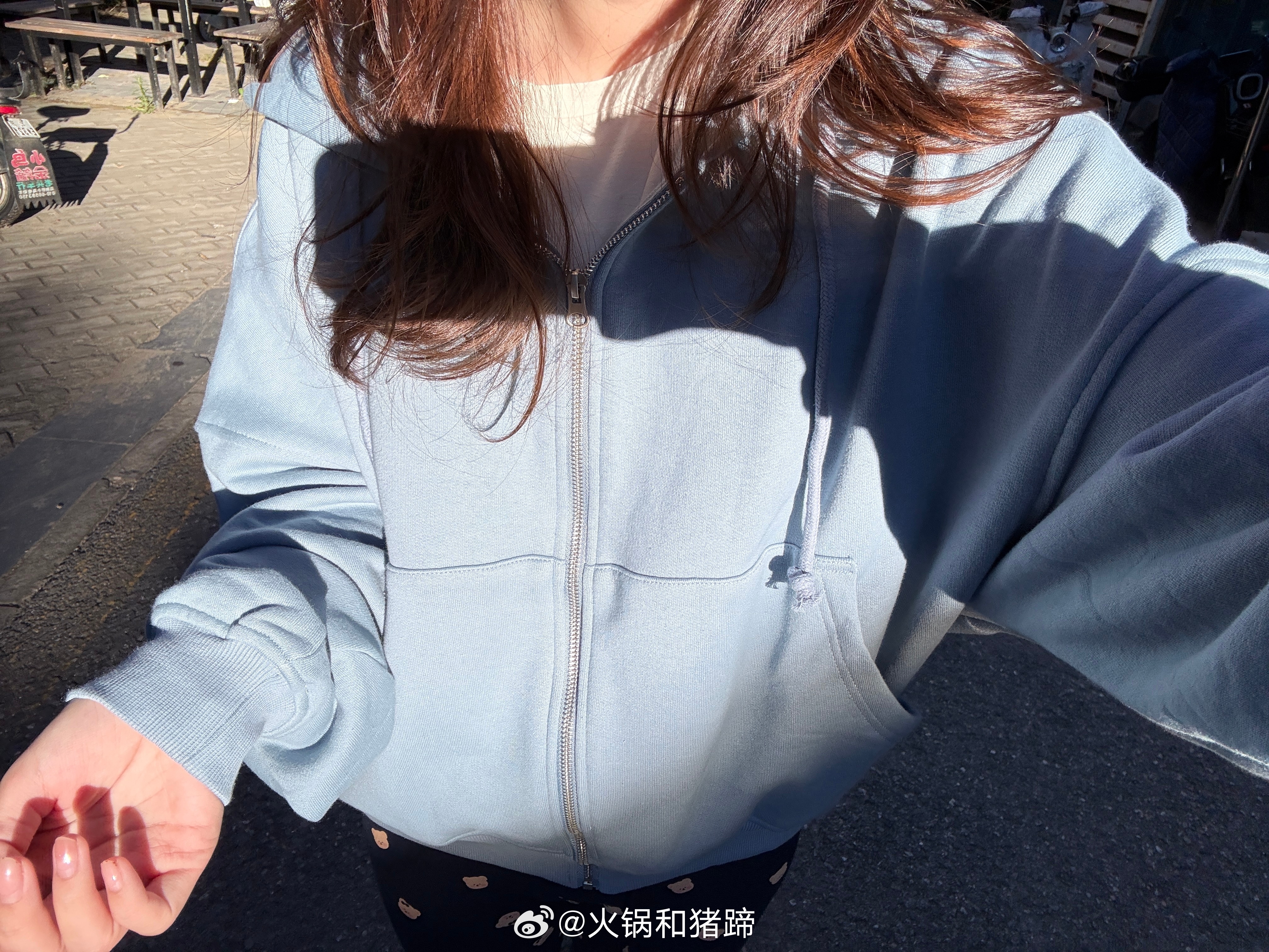 芷约这件蓝色卫衣未免太好看 !!! ​​​