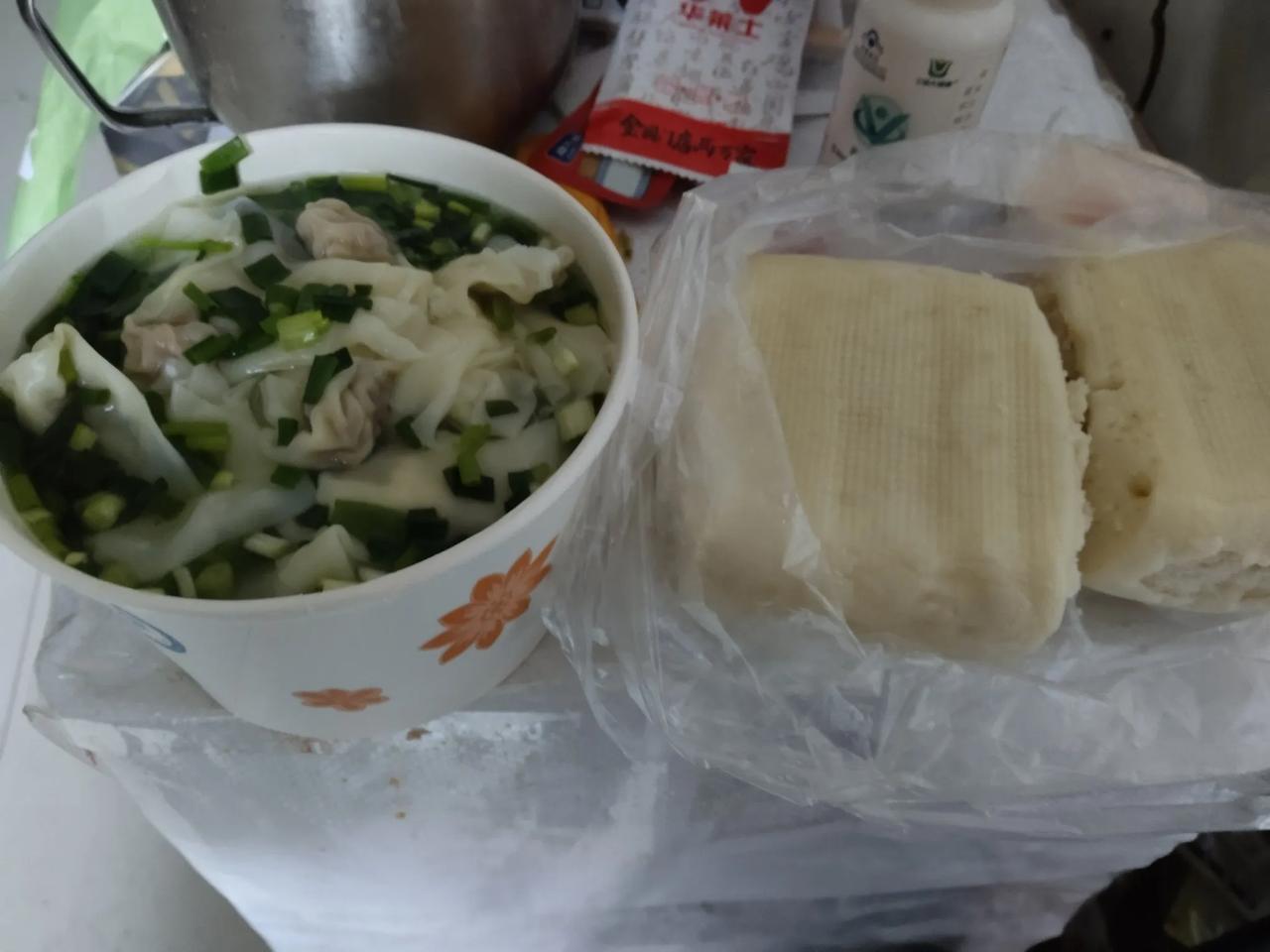 馄饨就是小型饺子，吃馄饨照样抵风寒，增温暖，具有和饺子一样的功能，吃后再冷也冻不