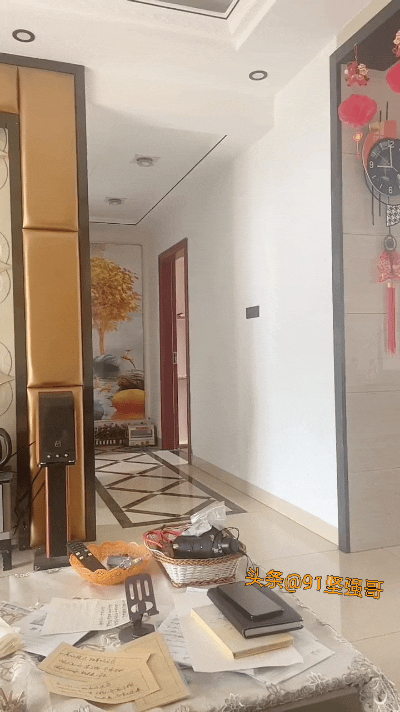 女生准备出门，穿这身衣服还可以吧？
