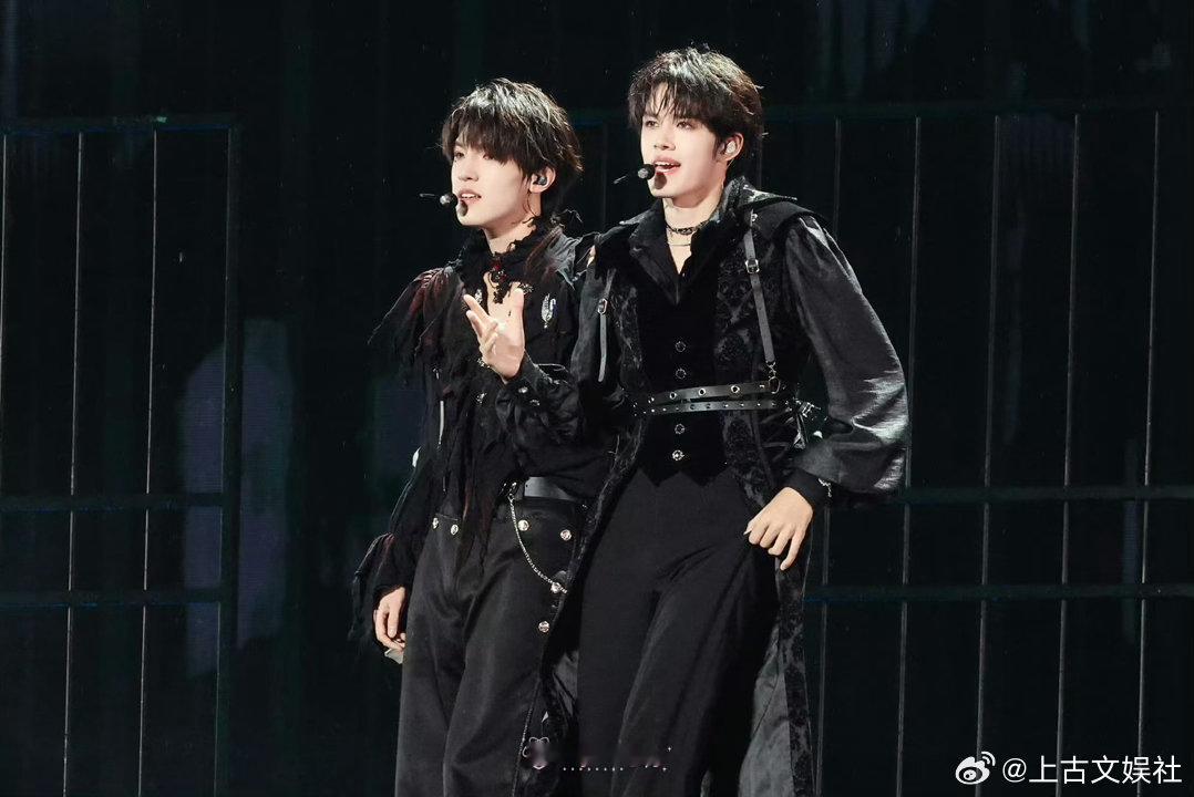 极禹三点钟舞台极禹双人舞烧得势均力敌二周年演唱会封神双人舞台《三点钟》上线！全程