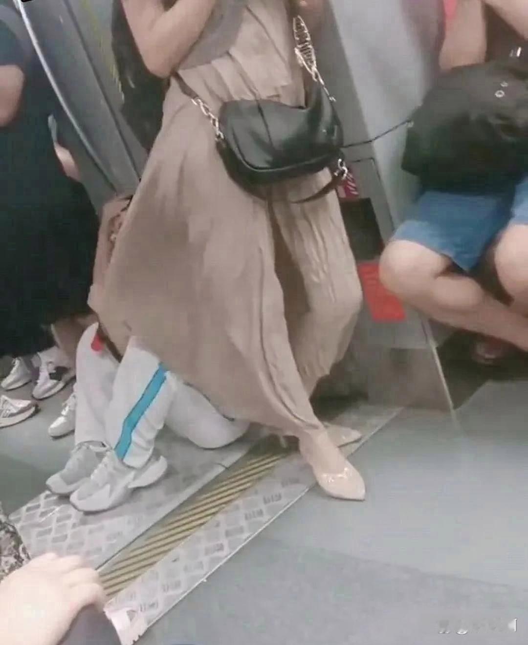 心疼白裤大姐，脸都被抽肿了吧 