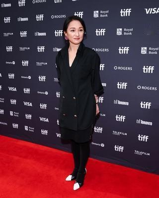 周迅，最近亮相2026多伦多国际电影节《明天，会更好》首映式活动，一身黑色穿搭亮