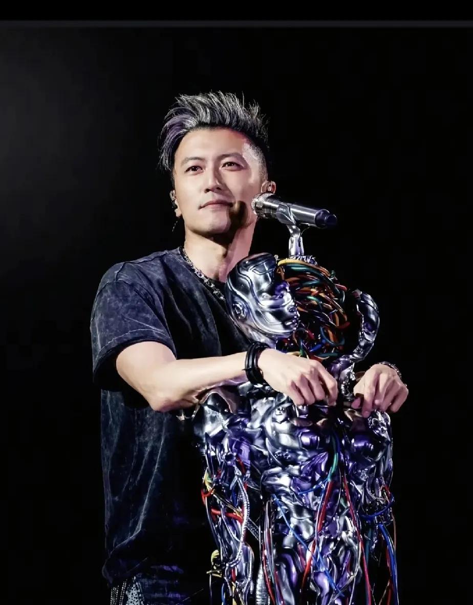 香港最后一任天王，
-谢霆锋的杭州演唱会即将开启！
三大谜团，万众瞩目:

1，