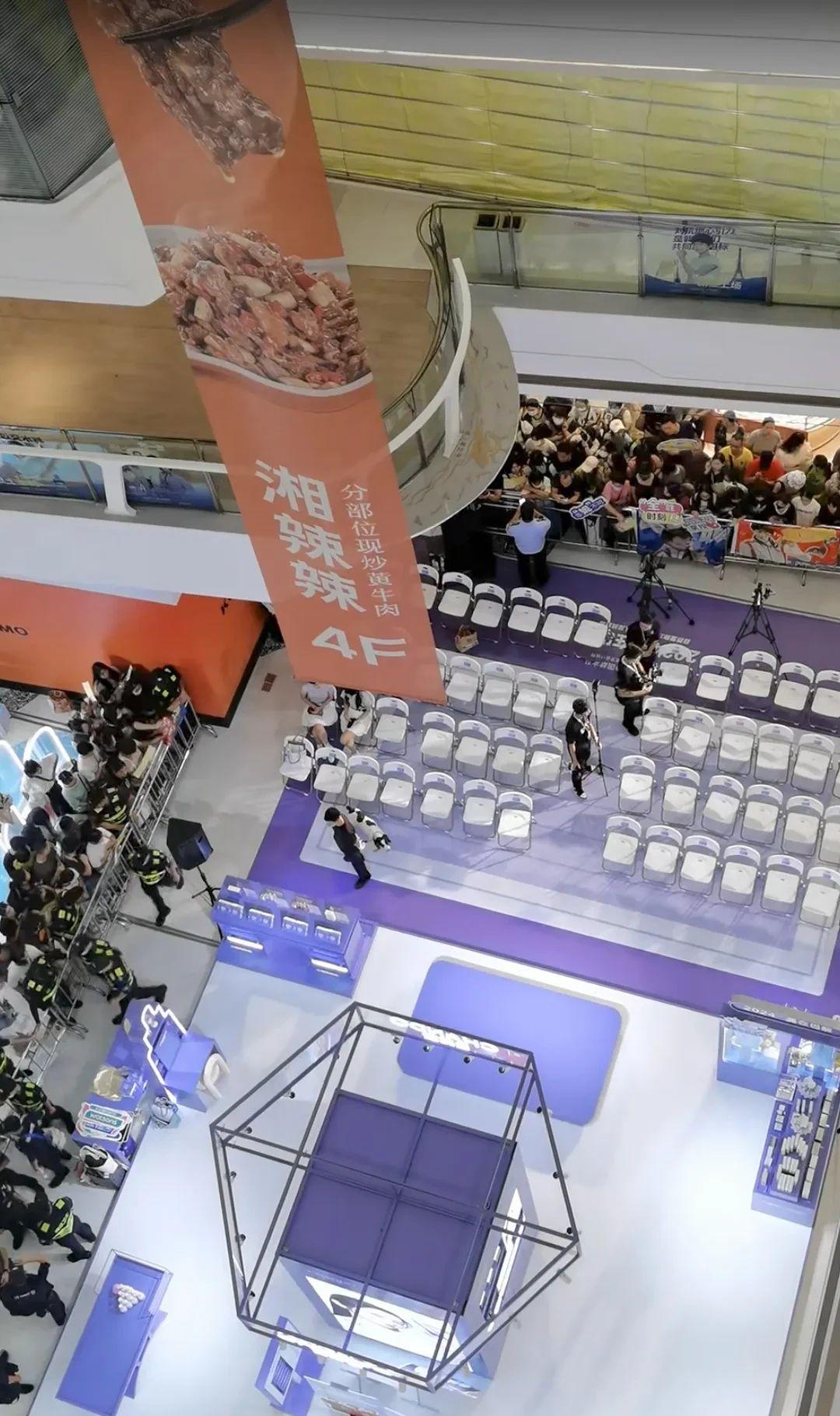 今天下午 国家跳水队在广州海珠万达的见面会 很多粉丝要失望 商场活动场地从下到上