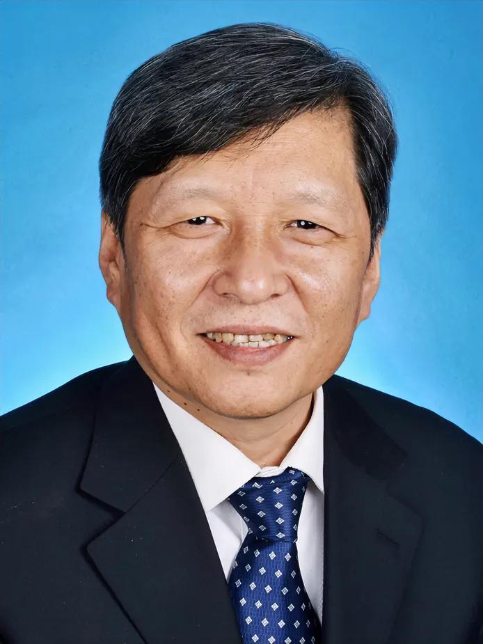 福耀科技大学的三任校长，都是大佬！
第一位：朱崇实（原厦门大学校长）
第二位：梅