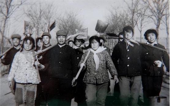 1977年，女知青李雪梅准备参加高考，却被丈夫偷喂了安眠药，最后错过了考试。李雪