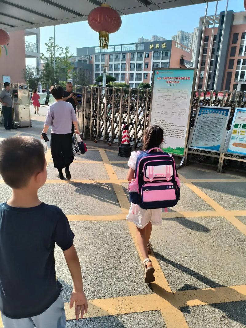 一年一度的小学生报名本月又开始了。

    青岛小学报名人数连续几年呈下降趋势