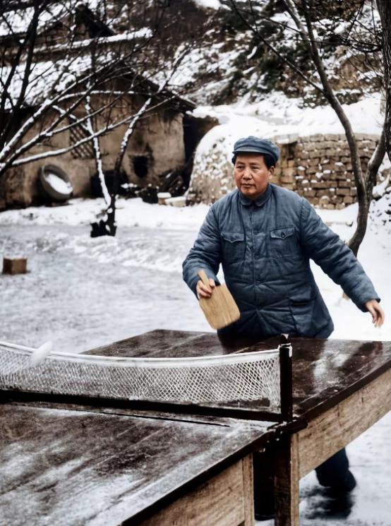 1944年，毛主席患上了肩周炎，俗称“五零肩”，保健医生马海德为他想个办法，找当