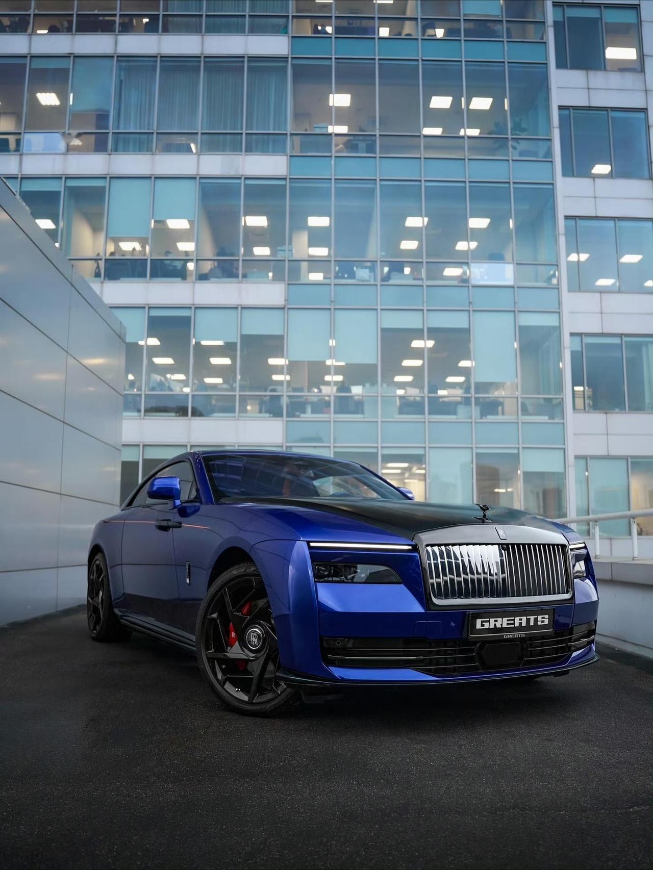 Black Badge ——现代奢华与自信力量的化身。深蓝色车身凸显线条的优雅，