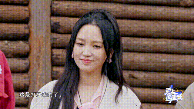 梁洁郭俊辰国内旅游找了外国导游 他们仨在泸州请了位外国地陪，老外全程当四川话翻译