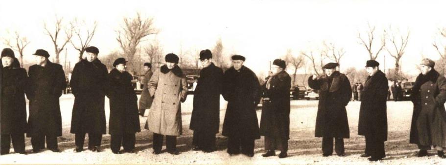 1953年1月11日，周恩来、朱德、陈云、薄一波等领导同志在首都机场迎接率中共代