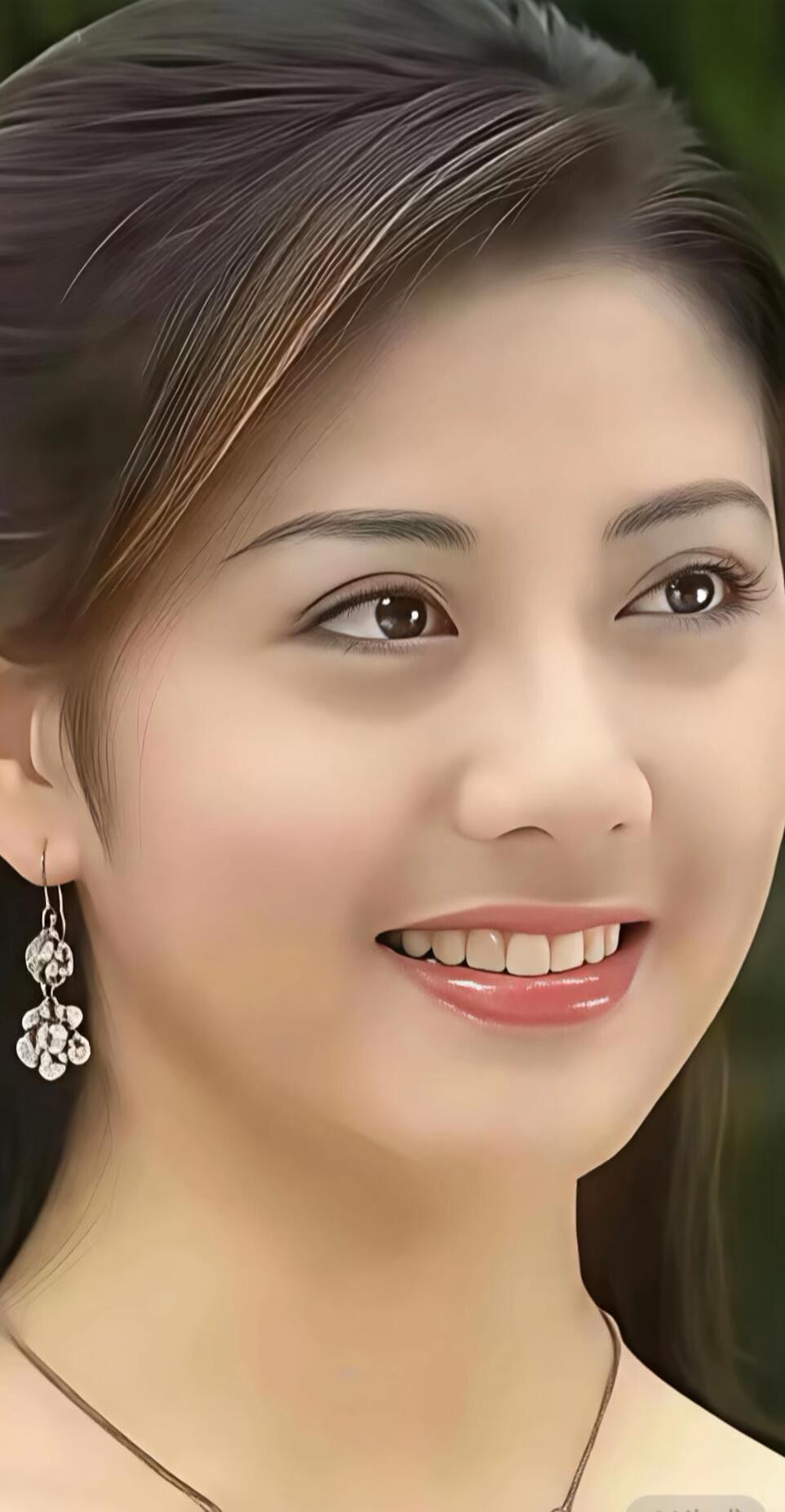 甜美笑容，闪耀耳环，优雅气质，尽显迷人魅力！💖✨