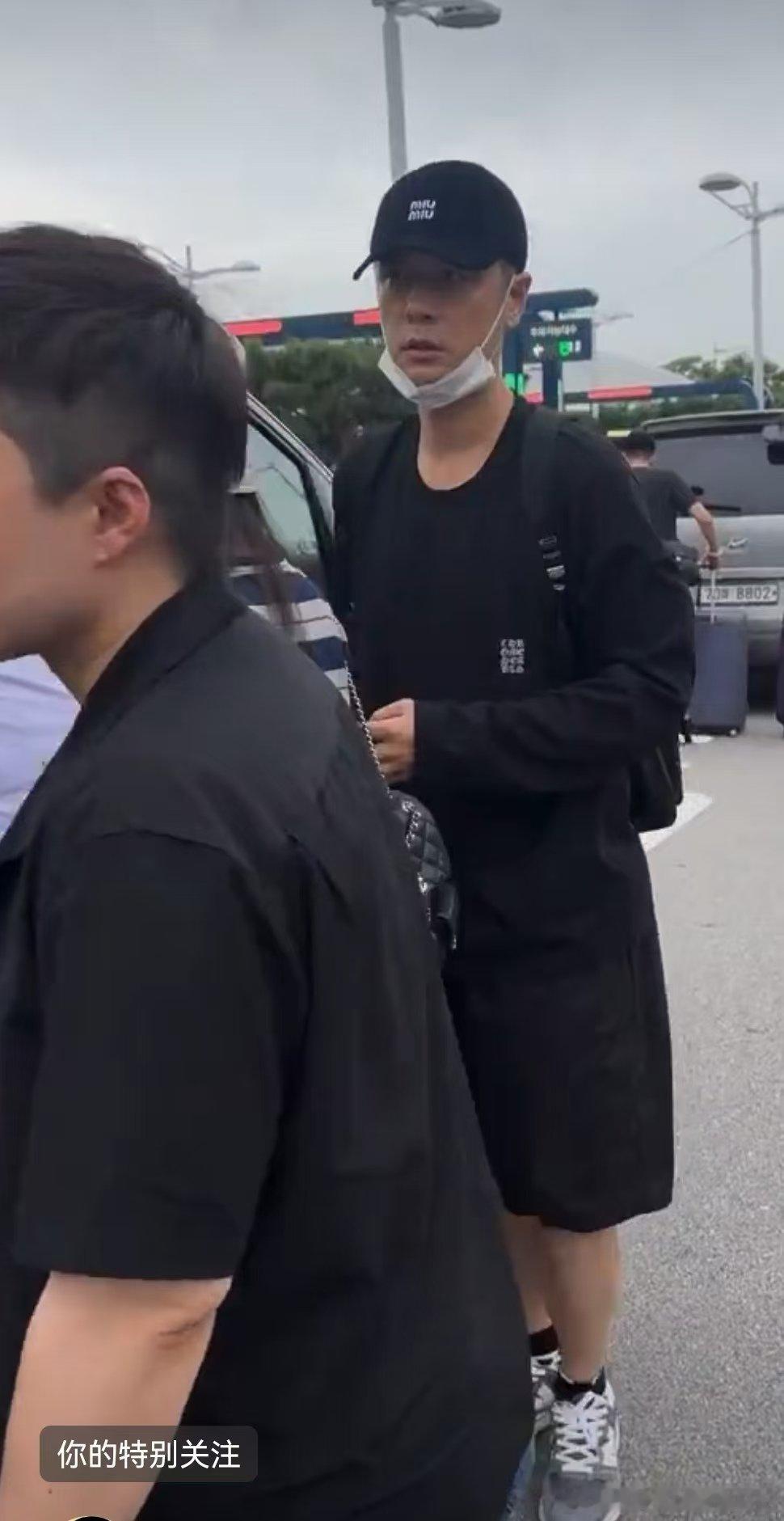 首尔偶遇任重孙骁骁一家首尔机场偶遇任重孙骁骁一家邂逅任重孙骁骁一家，任重贴心地照