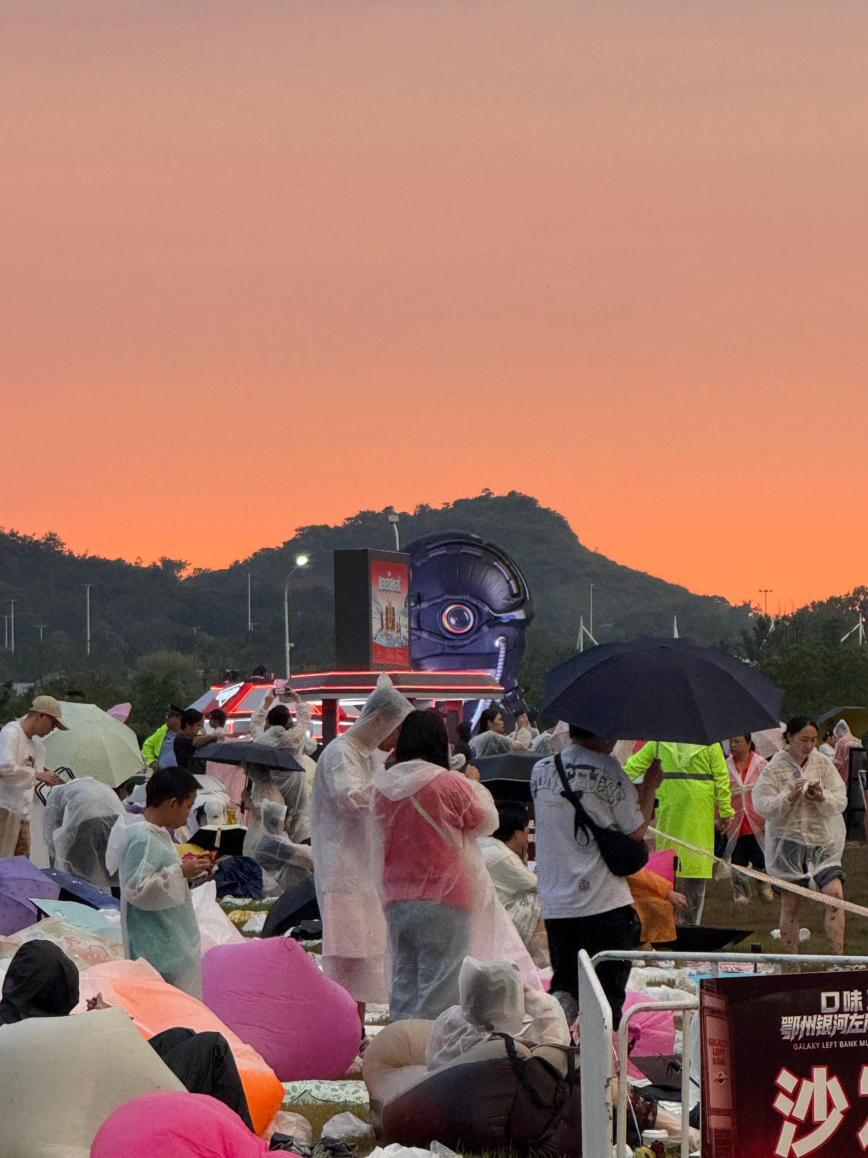 鄂州雨后晚霞没想到在音乐节看鄂州雨后的晚霞！下了一天雨，到天黑还能给出惊喜！ 鄂
