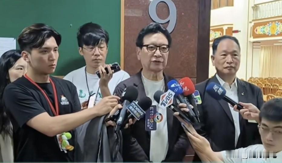 赵少康叫嚣：我才不相信台湾无人机追不上大疆无人机。

赵少康虽然年纪大了，但是胃