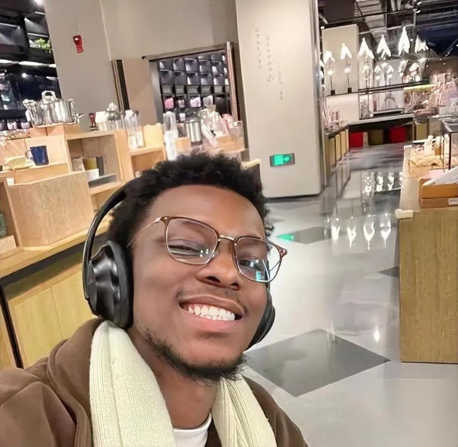 刷到个采访我直接笑出猪叫

几个印度留学生对着镜头直乐

说在咱这儿活成“上等人