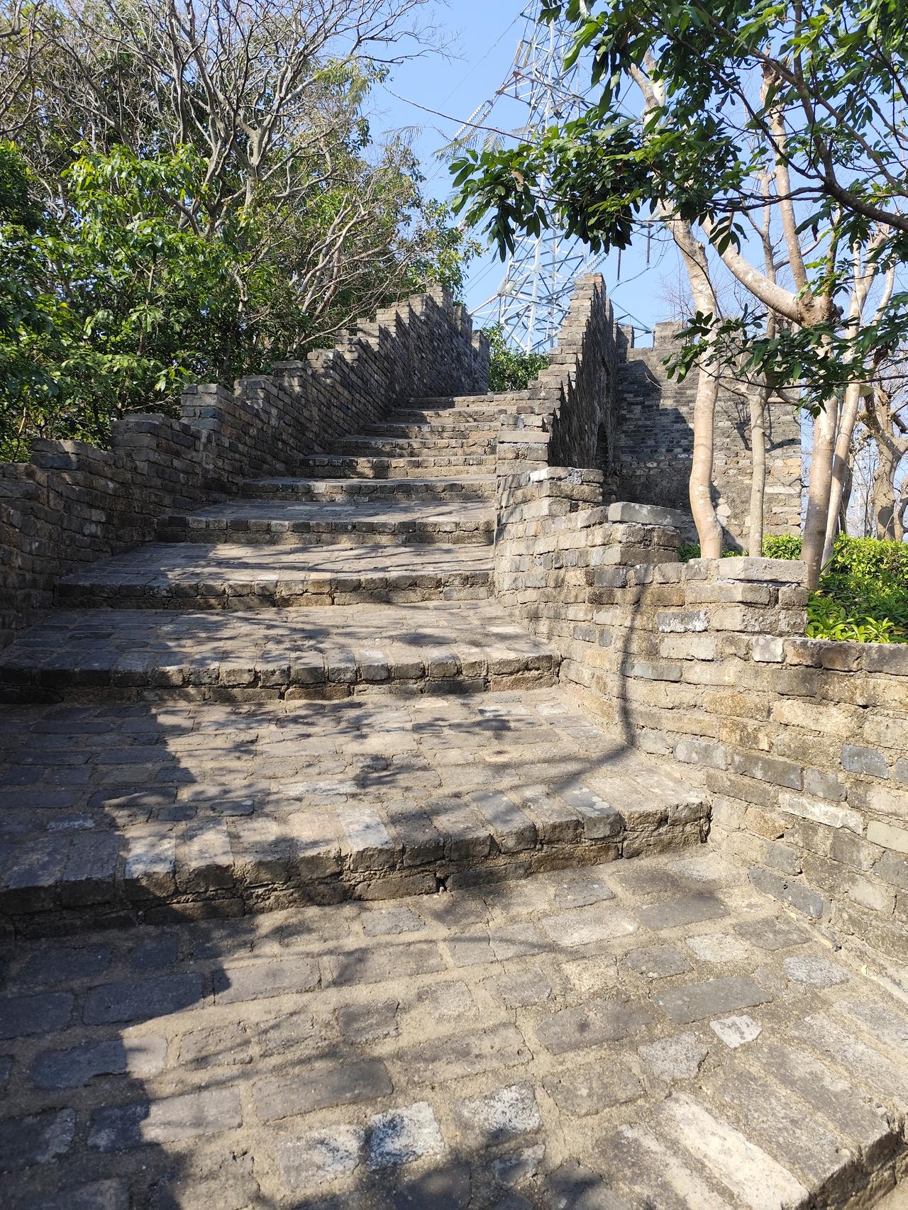 一直不明白为什么刘备每次重大用兵，都不带着诸葛亮。仔细读完书，确实会得出这个结论