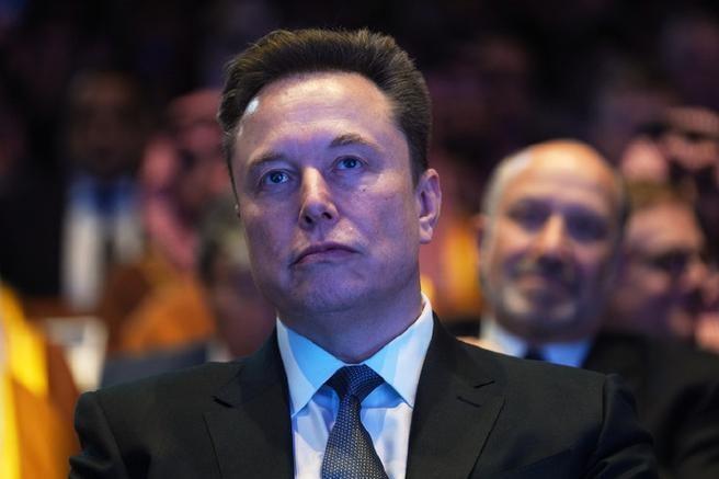 马斯克发出了迄今为止最严厉的警告：“不要触碰中国的底线！”他预言，随着中国经济规