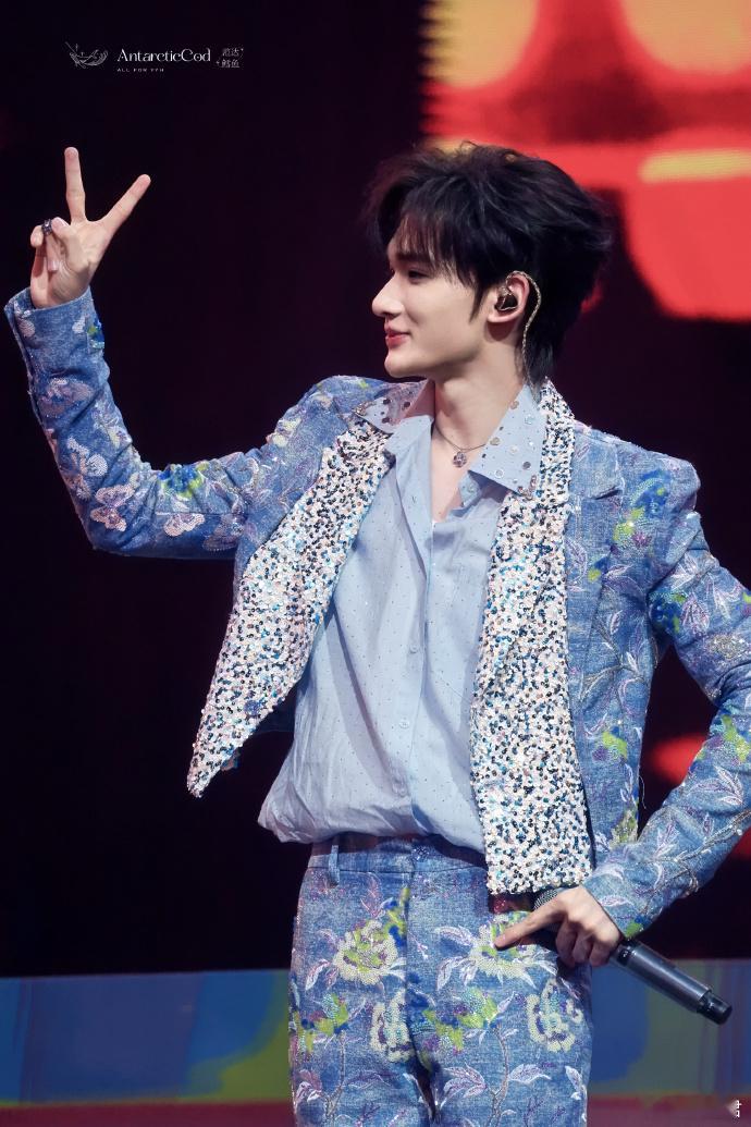 余宇涵小小世界舞台余宇涵在新春嘉年华的表现太惊喜了！唱《小小世界》嗓音温柔又好听