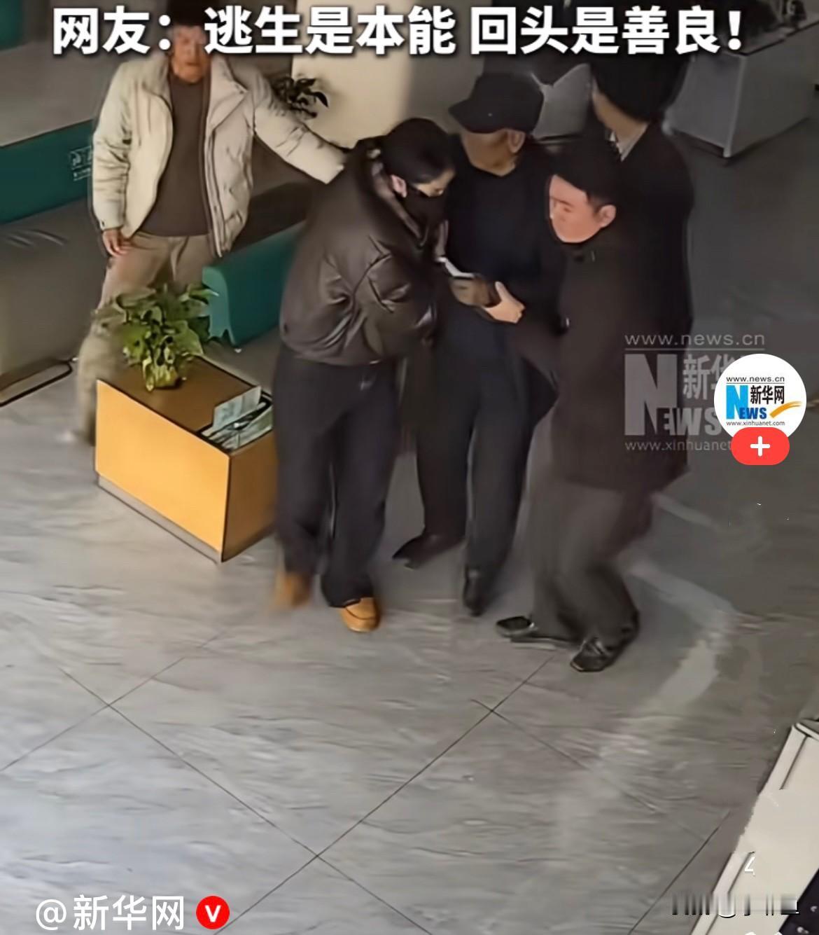 近日，甘肃迭部发生地震的瞬间，某大厅里人们本能的往外跑逃生，沙发上坐着一位老人，