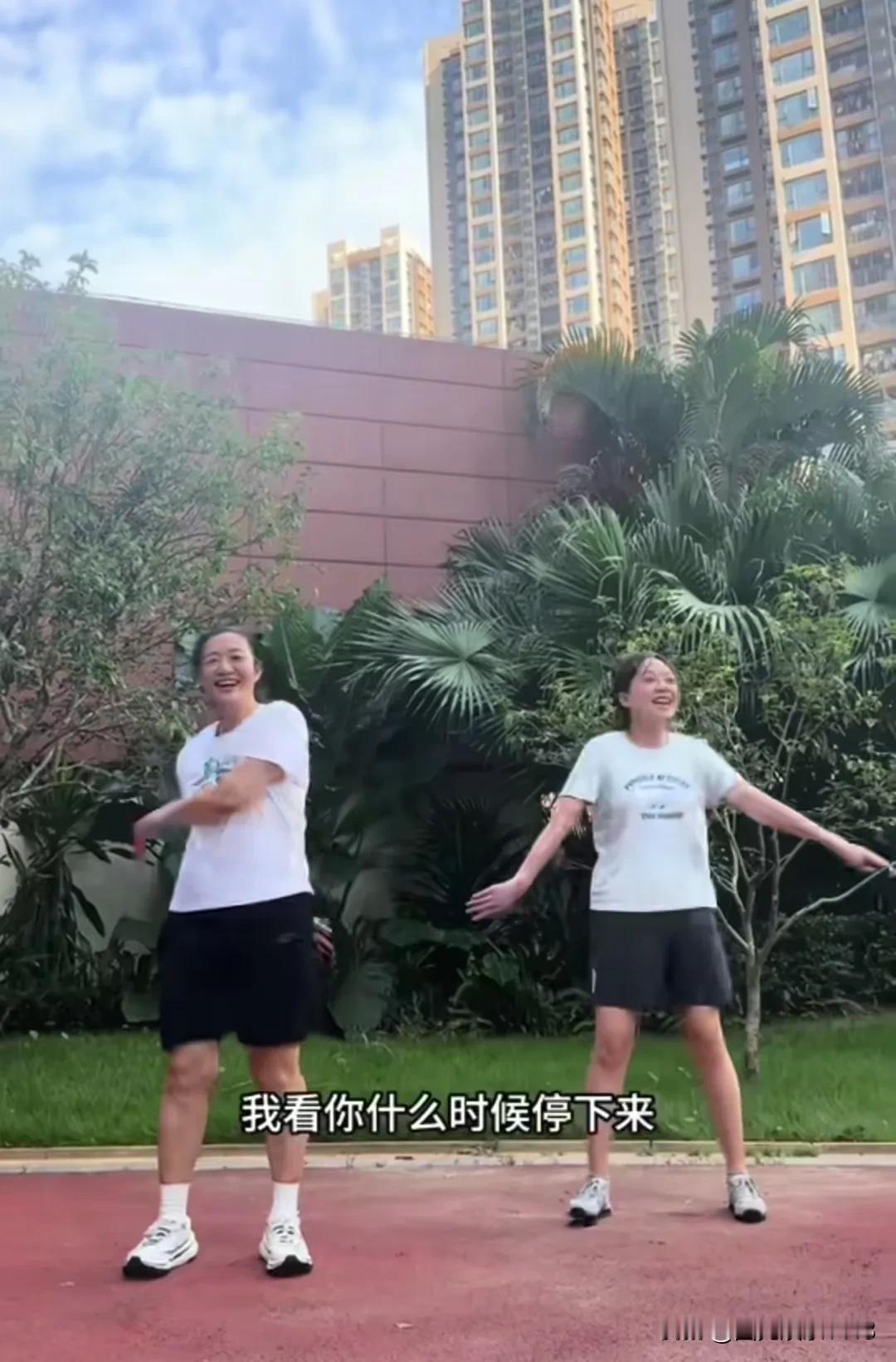 网上又看到有人对许建华直播过生日提出异议。说许建华过生日是假的，就是为了拉拢粉丝