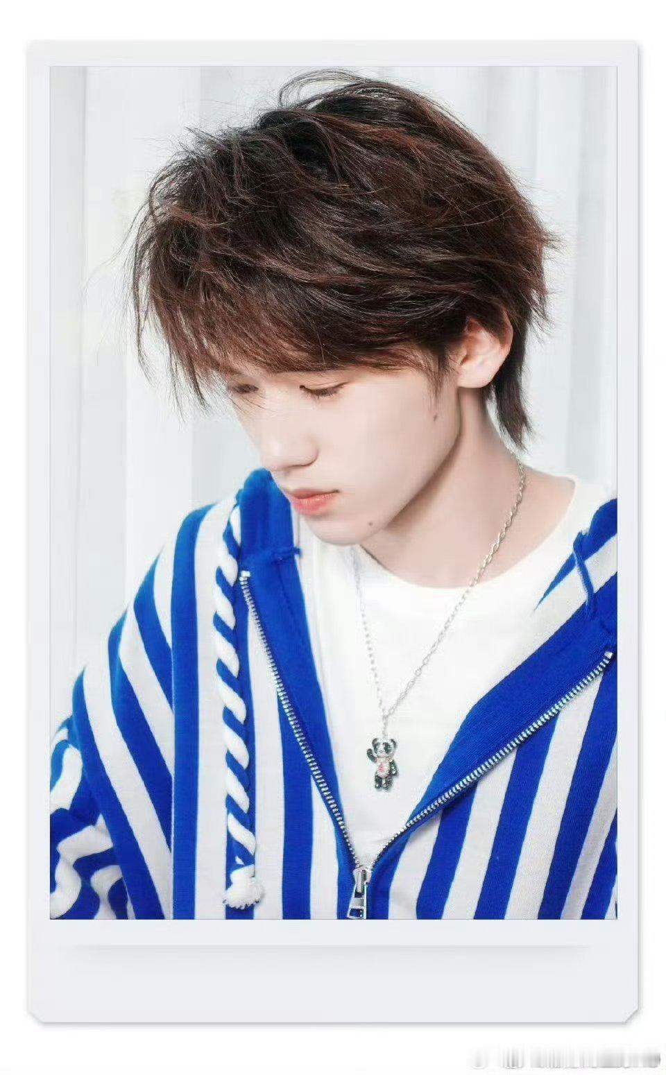 宋亚轩开口就奠定舞台氛围，又魅又会唱，让他首个开唱的决定超明智，超赏心！ 