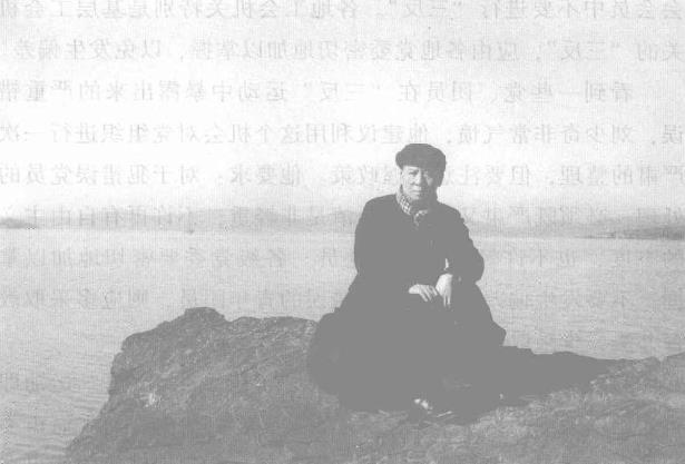 1951年12月，刘少奇在江苏太湖。