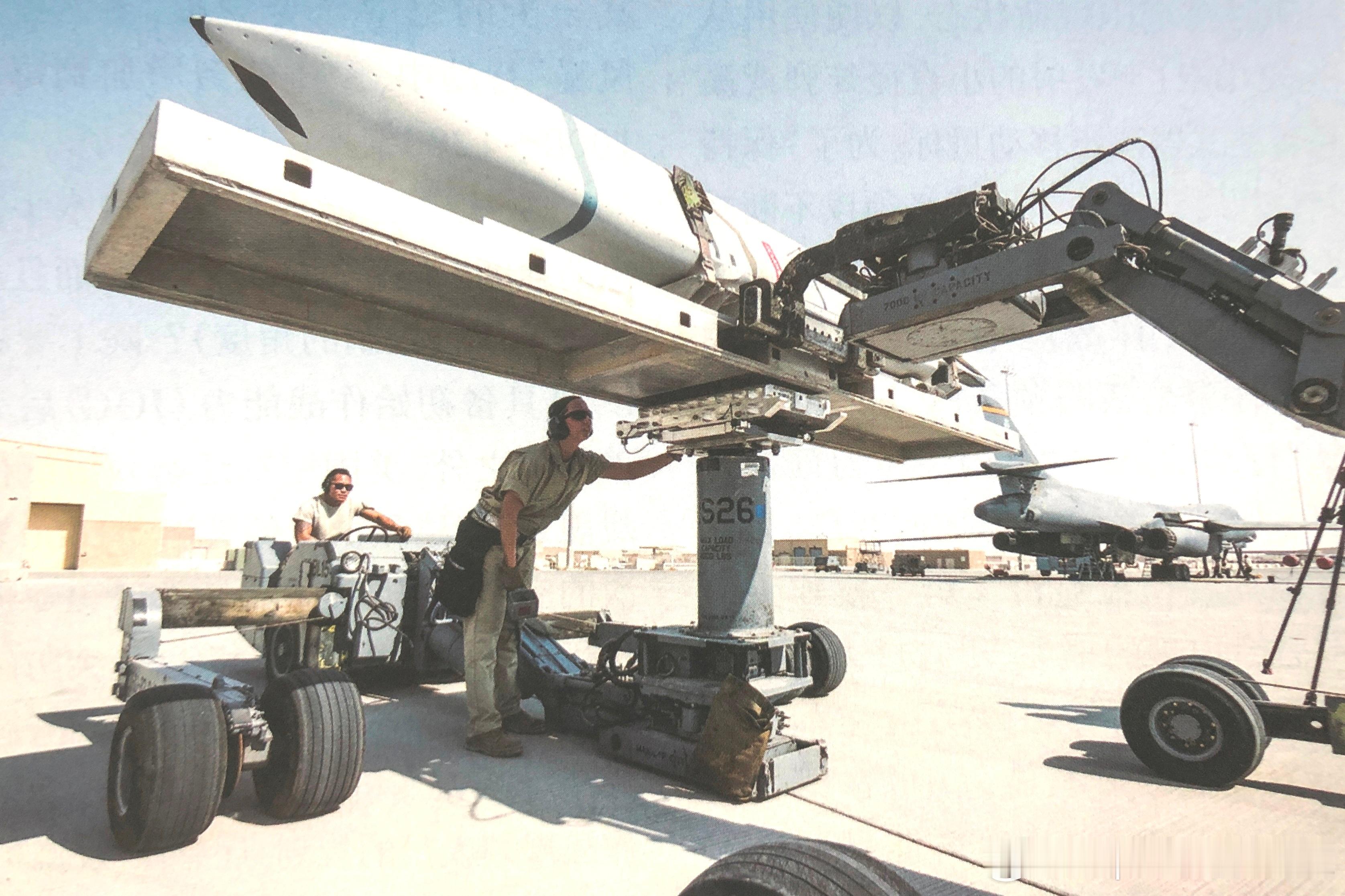 美军地勤人员为B-1B轰炸机加挂AGM-158 JASSM（Joint Air-