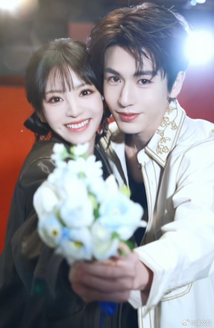 张凌赫田曦薇下意识的牵手 细节杀疯了！不自觉就牵住对方的手，这种默契感谁不磕，真