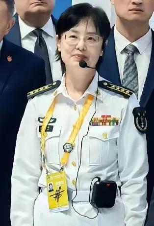 伊绍古面子不小啊，来珠海参加航展都是女军官负责介绍，应该是友好国家的缘故吧，不知