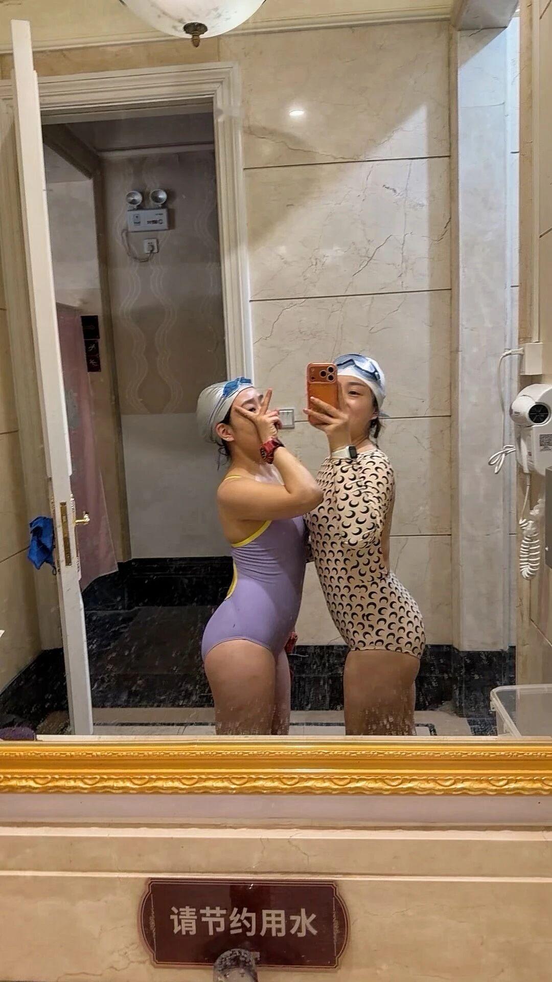 夏日清凉，泳池畅游，享受水中的自由与快乐！🌞💦👙穿瑜伽裤上班,到底应不应该