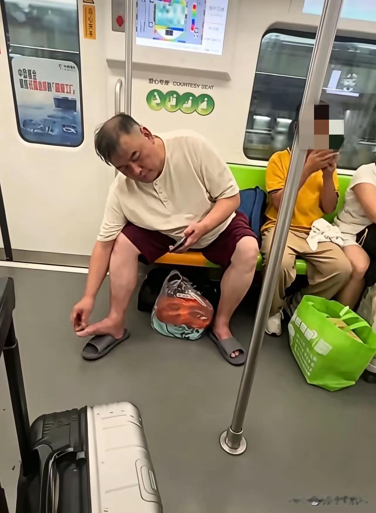 大叔，这是在封闭式地铁里啊[灵光一闪]