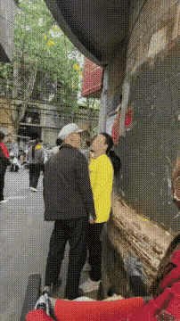 人活着，就得找点事干！
突然想起臧克家的一首诗《有的人》：
有的人活着，他已经死
