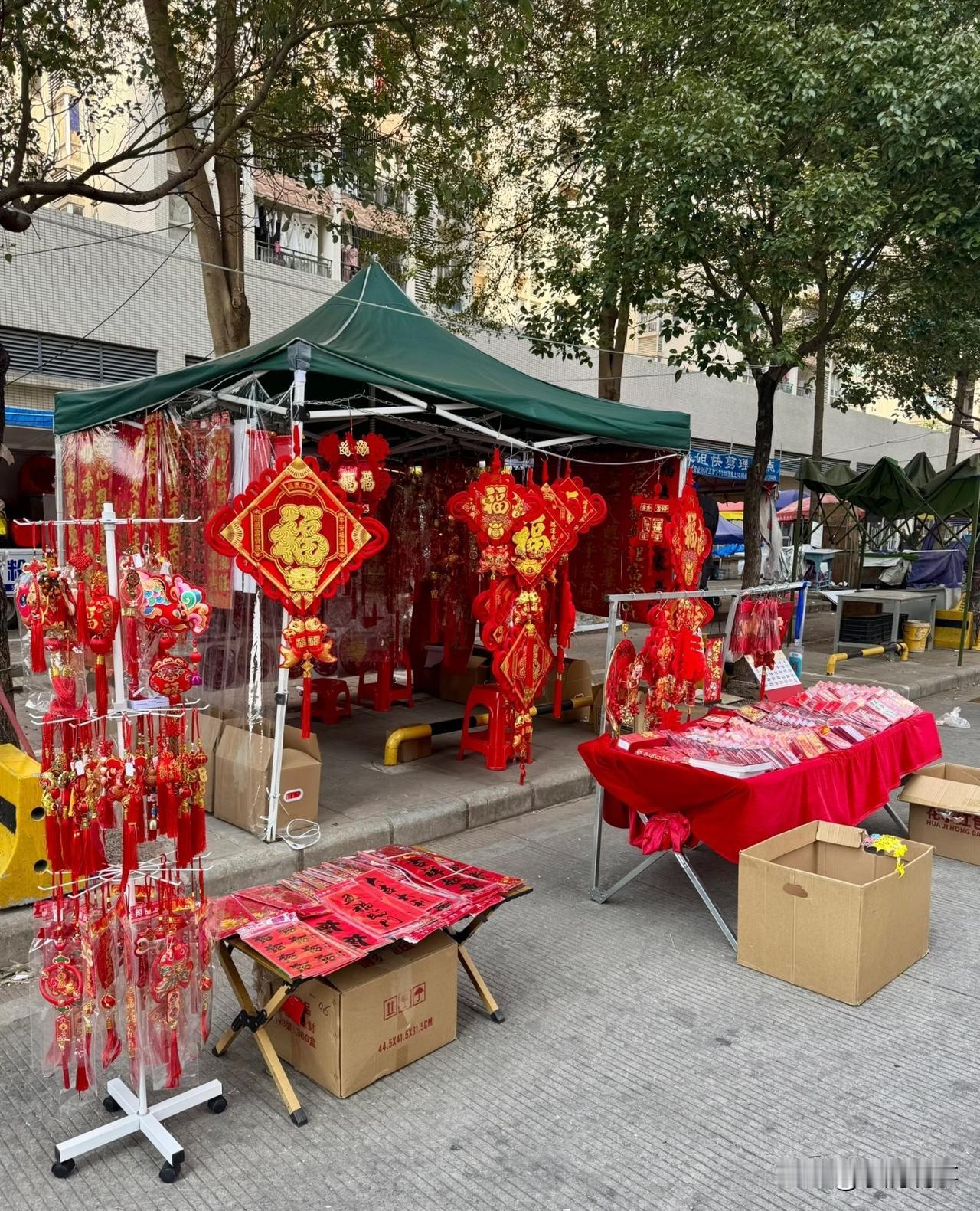 现在的年，真的越来越没年味了。
街上冷冷清清，要不是偶尔看到一两个卖春联的小摊，