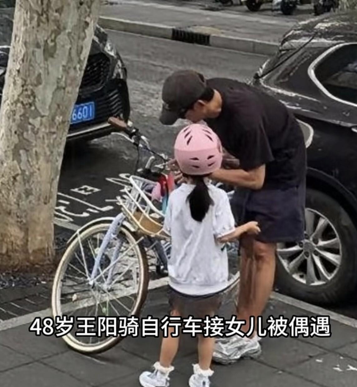 上海街头王阳牵女儿过马路，48岁素颜这状态，网友：高斯真让人羡慕
9月27号，有
