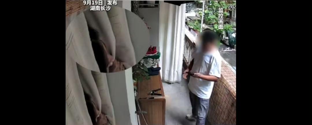 长沙：女子下单上门取件被快递员推门看到隐私，称事发后长期失眠，“不处理将起诉”。