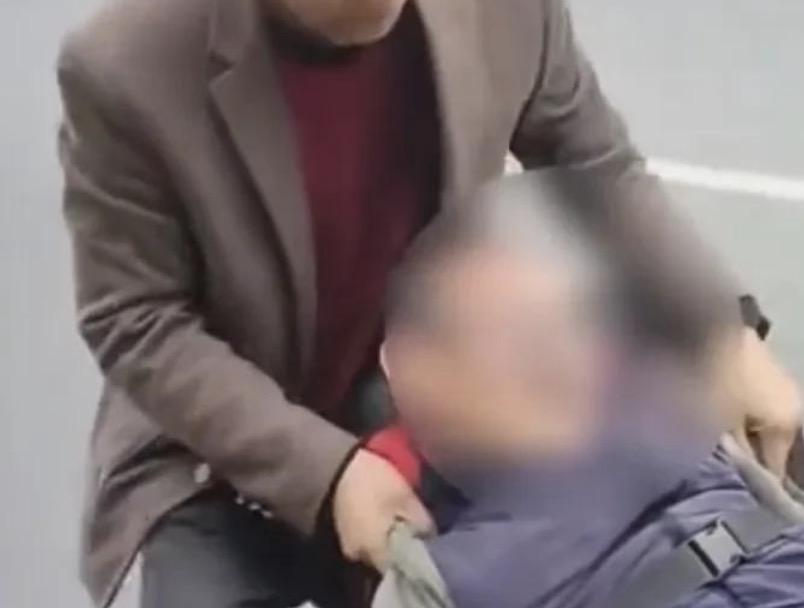 别人扶你已经算是足够好心了，你竟然还嫌弃别人扶太迟，还要进人家店内闹，要让人家的