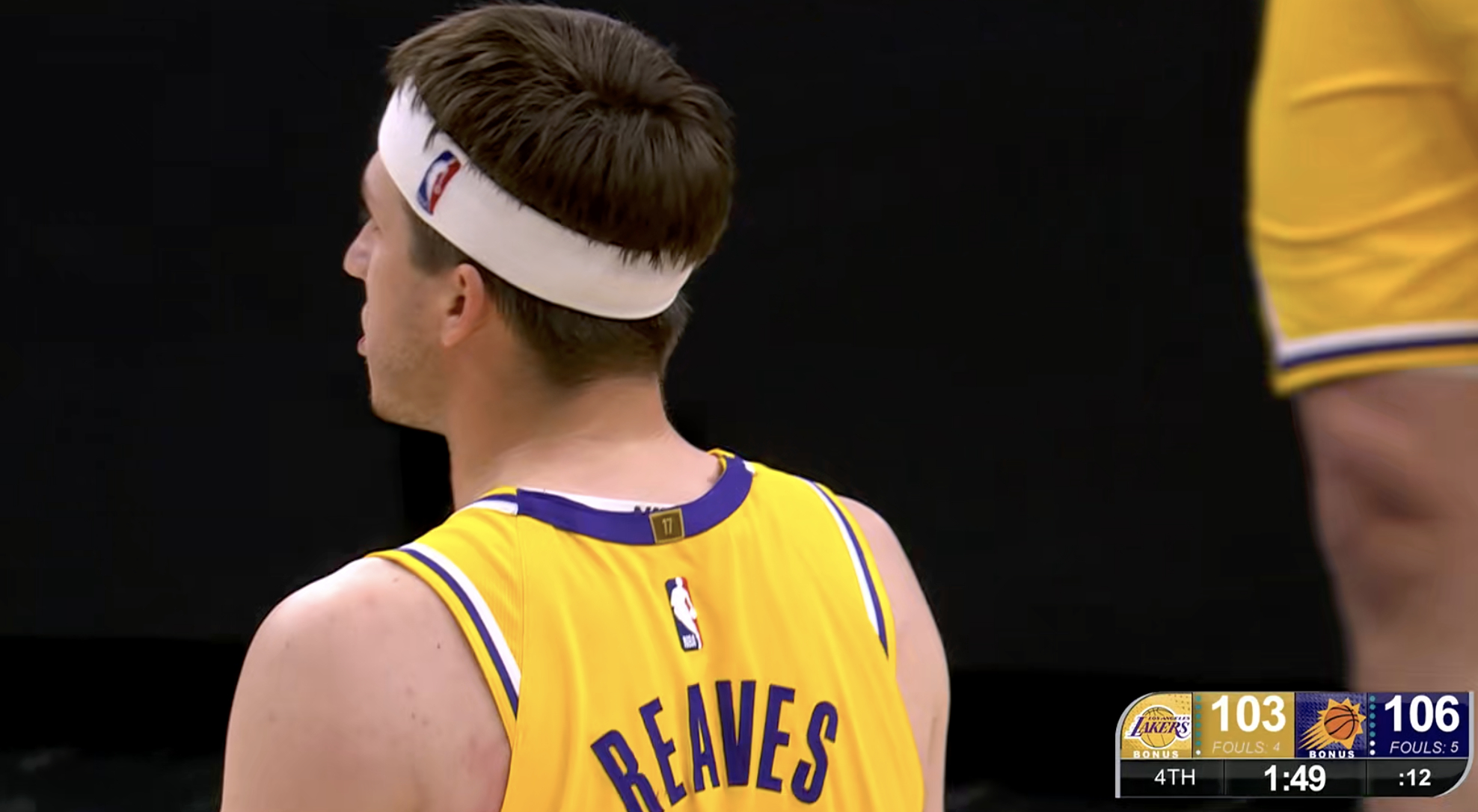 里夫斯送犯规，对方两罚看看最后两分钟，里夫斯会不会发挥一下 