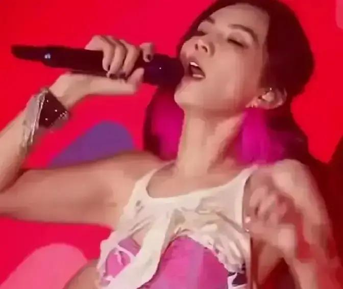 一觉睡醒
 
是不是全网都知道了。
 
昨晚，Ella在巡回演唱会舞台上一个掀上